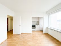 Tässä asunnossa on selkeä pohja. Runsaasti ikkuna pinta-alaa ja viimeistelty keittiötila.