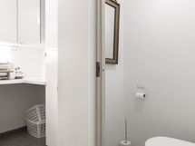 Alakerran kodinhoitohuone/wc