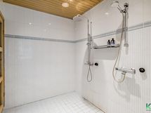 Pesuhuoneessa 2 suihkua