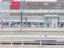 Kauppakeskus Sello ja juna-asema on n. 1,2km päässä.