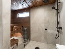 Tyylikäs ikkunallinen sauna ja pesuhuone lasiseinällä