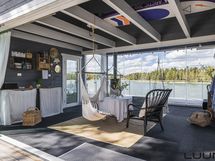 Saunarakennuksen lasitettu oleskelutila