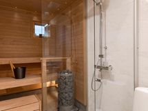 Sauna ja lasiseinä.