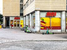 Alepa Pasilanraitio on muutaman minuutin kävelymatkan päässä.