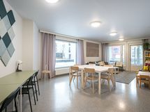 Yhtiössä iso kerhohuone, jossa järjestät vaikka lasten synttärijuhlat tai teet etätöitä.