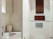 Erillinen wc, tehty samaan tyyliin kylpyhuoneen kanssa