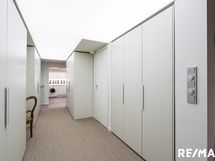 Pukeutumishuone alakerrassa