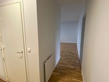 Eteisestä olohuoneeseen päin