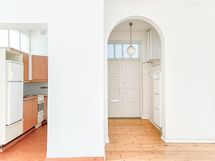 Kaunis kaari sisäänkäynti eteisestä olohuoneeseen.