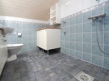 Yläkerran kylpyhuone/wc.