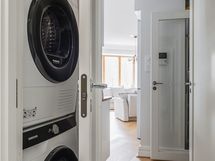 Pyykkitorni kauniisti piilotettu käytävään