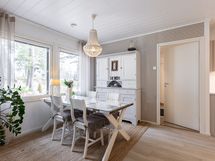 Keittiön ja ruokailutilan vierestä on kulku kodinhoitohuoneeseen