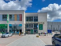 Kauppakeskus Suuris kävelyetäisyydellä.