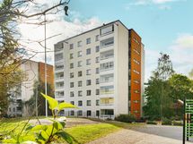 Päätyasunnon tämän puolen parveke on makuuhuoneen yhteydessä.