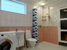 Kylpyhuone. Kylpyhuoneen yhteydessä on tilava kodinhoitotila.