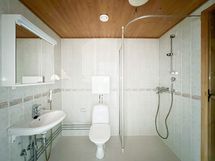 Kylpyhuone on hyvän kokoinen. Pesukone mahtuu.