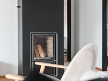 tunnelmallinen varaava takka olohuoneessa