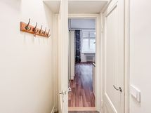 Eteisessä on valmiiksi naulakko