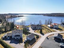 Ryhdikäs ja hyvin hoidettu talo sijaitsee aivan järven läheisyydessä