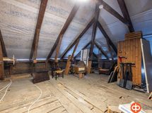 Yläkerran kylmää varastotilaa noin 40 m2