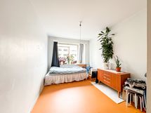 Toinen makuuhuune, jossa säilytystilana kiinteät kaapit.