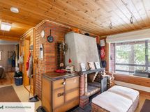 Päärakennuksen olohuoneessa varaava takka ja Jötul-hella