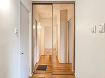 Eteisessä on myös peiliovikaapisto.