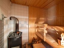 Puusauna piharakennuksessa