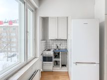 Kompakti keittokomero on siisti, kaapin ovet ovat maalauksessa