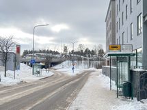 Lähikaupan vieressä on myös lähimmät bussipysäkit.