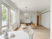 Näkymää olohuoneeseen ja makuuhuoneeseen päin