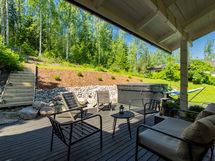 Oleskelupiha porealtaalla ja kellarisaunalla