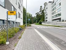 Toimivat liikenneyhteydet sekä bussilla että autolla. Lähin pysäkki n. 200 m päässä.