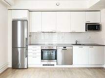 Avokeittiö on siisti ja hyvin varusteltu mm. astianpesukoneella.