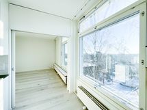 Isot etelään suuntaavat ikkunat tuovat auringonpaistetta koko huoneistoon.