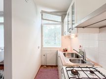 Keittiössä mukavasti tilaa ruuanlaittoon sekä ihastuttava ikkuna joka tuo mukavasti valoa.