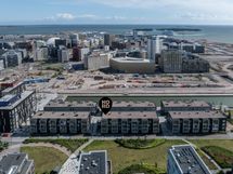 Tyylikäs, laadukkaasti rakennettu townhouse-tyylinen talo sijaitsee omalla tontilla.