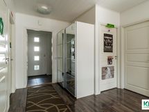 Isomman asunnon eteinen.