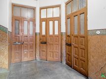 Upeasti entisöidyt ulko-ovet