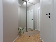 alakerran aula ja eteinen (tk ei näy kuvassa)