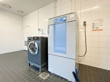 Taloyhtiön pesutupa mankeleineen ja useampi kuivaushuone löytyy B-rapusta.