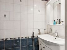 Wc master bedroomin yhteydessä