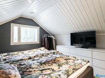 Yläkerran makuuhuonetta