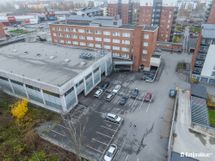 Parkkipaikkoja sekä hallitilassa että pihapaikkoja