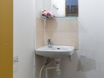 Yläkerran wc jossa tapahtunut aikaisemmin vesivahinko