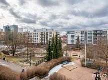 Asunnon parvekkeelta avautuu avara näkymä Soittokunnanpuistoon.