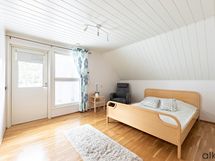 Yläkerran makuuhuoneet ovat tilavia. 