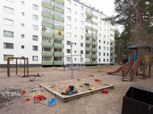 Lasten leikkipaikka Tmt.3 A- ja B-talon välissä