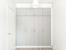 Makuuhuoneen yhteydessä on hyvin säilytystilaa.