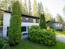 Asiakkaalta saatu kuva, etupiha kesän loistossa